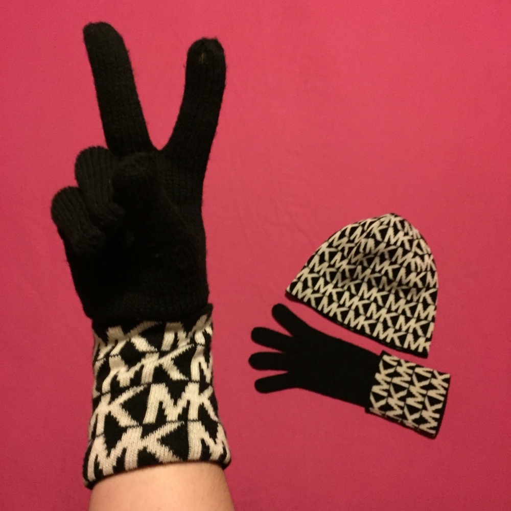 ✌️ LIKE NEW MICHAEL KORS gloves & matching hat✌️